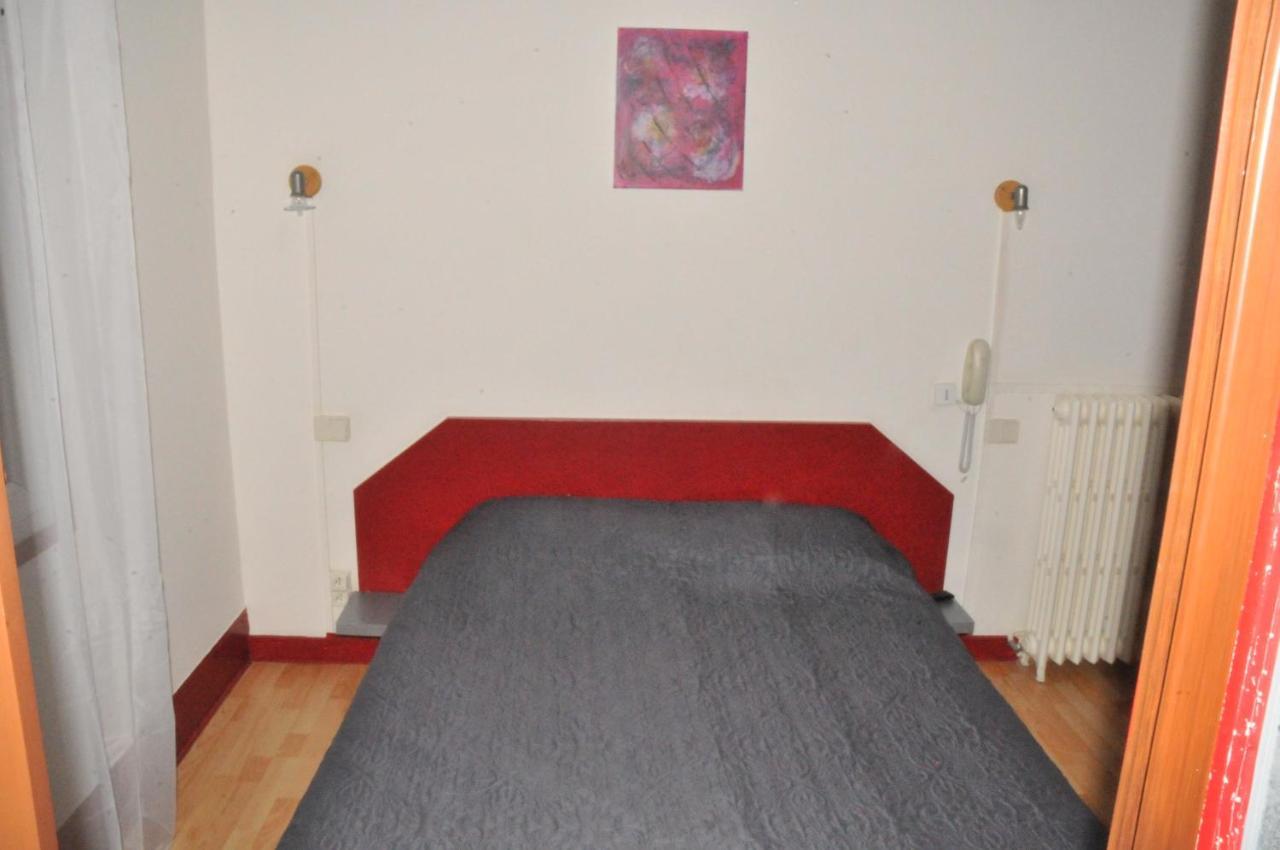 לה רושל Hotel Les Rosiers מראה חיצוני תמונה